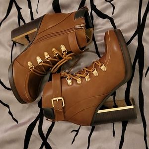 Brand New new worn Torrid 👢 👢 Perfect with any outfit.